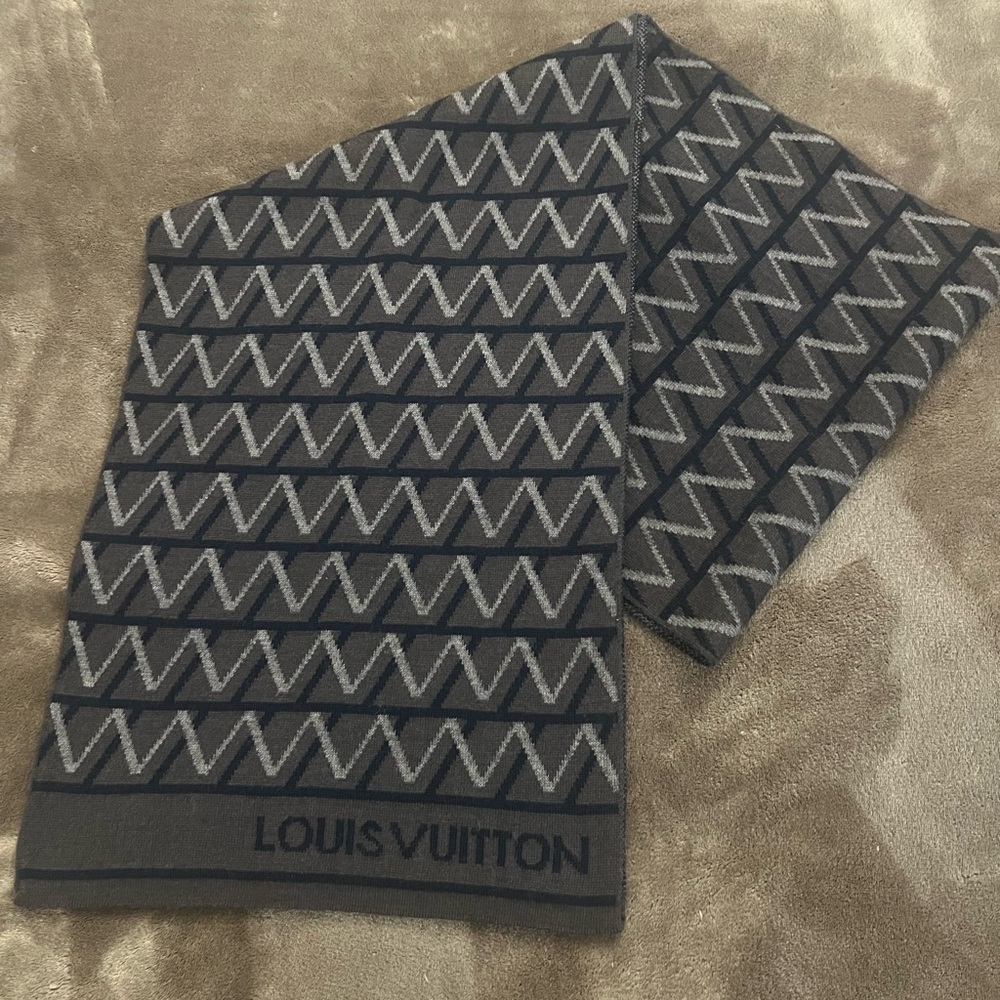 Louis Vuitton scarf - Picture 2 of 5